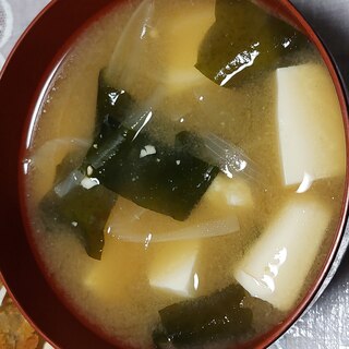 ワカメと玉ねぎとお豆腐のお味噌汁